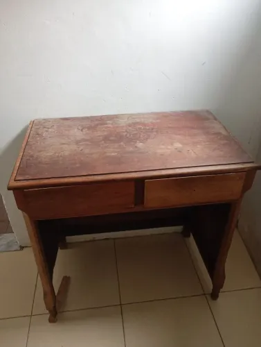 Mesa-com-gavetas