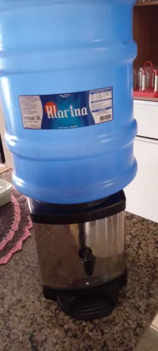 Suporte e galão de água