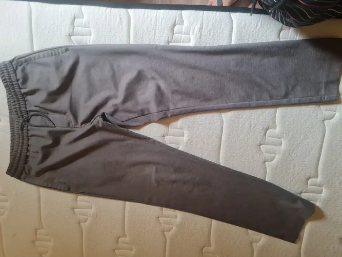 calça jogger calvin klein na cor cinza, tamanho 29x32 (equivalente ao p no brasil)
