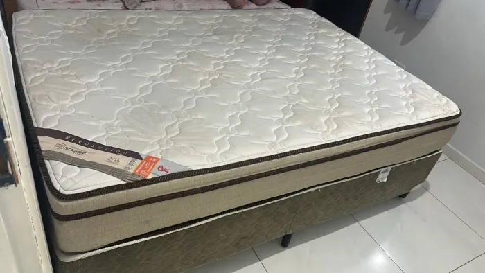 Colchão de casal e box em bom estado