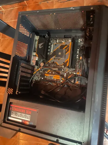 Placa mãe b450m aorus elite fonte 500w memória ram 4gb gabinete aberto sem vidro