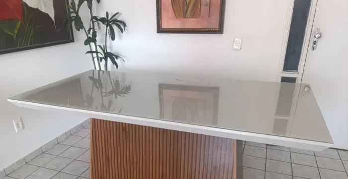 Vendo mesa com tampo laqueado em estado de nova.