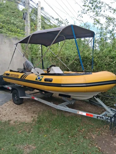 Bote inflável documentado  com carreta rodoviária 