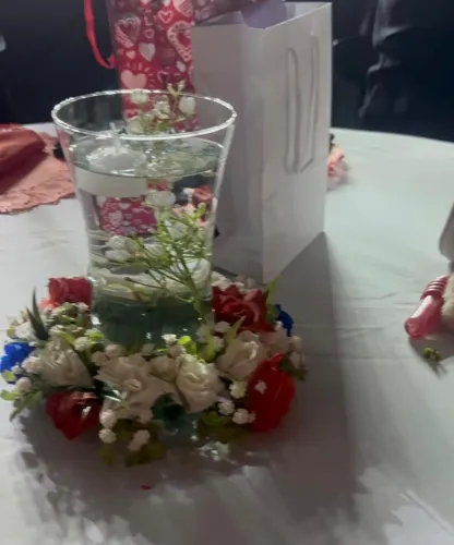 Arranjos de mesas de festa e buquê