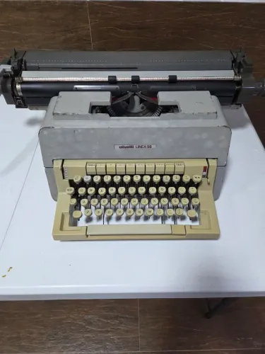 Máquina de datilografia Olivetti Linea 98