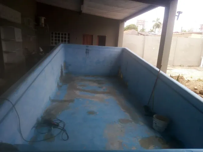 Manutenção em piscina de fibra