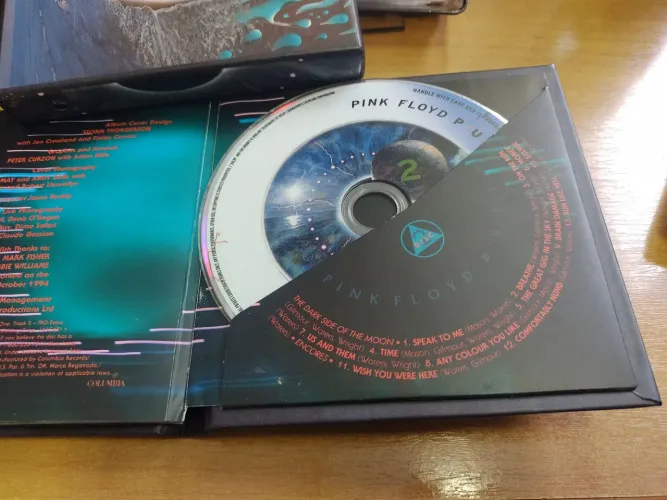 Cd do Pink Floyd, álbum Pulse, com Led acendendo, ótimo estado.