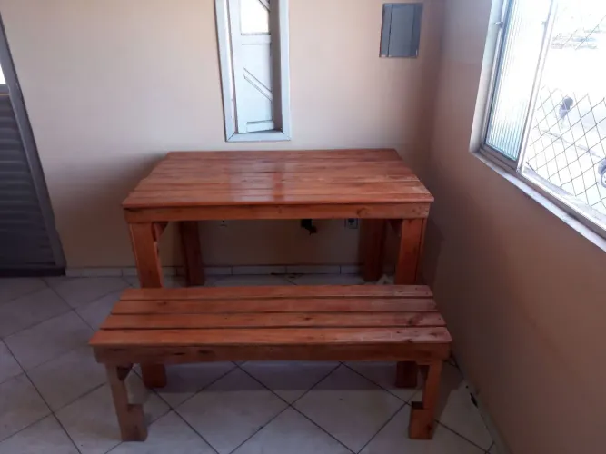 Mesa com dois bancos rústico