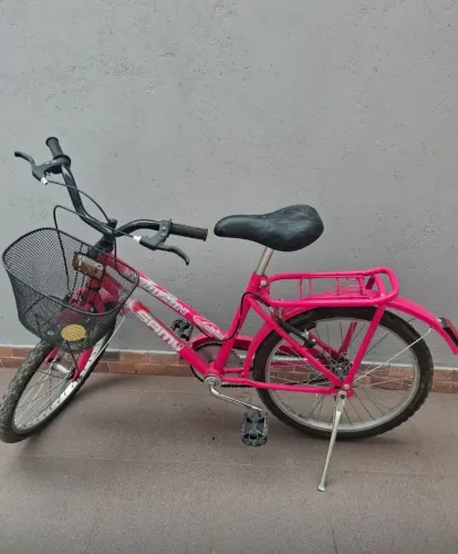 Vendo bicicleta infantil rosa de R$150 usada mais em perfeito estado.