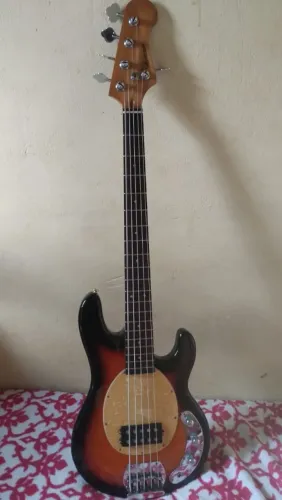 Contra baixo Japones hurricane , qualidade indiscutivel e timbre punch, Caps Bill lauren 