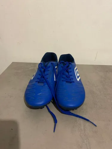 Chuteira usada poucas vezes