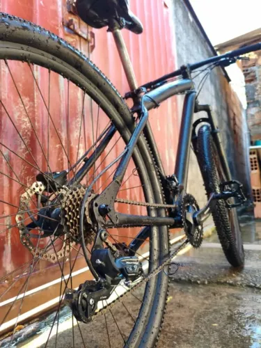 Bicicleta usada - Freio hidráulico/ 21 Marchas Shimano ? Preta Fosca.