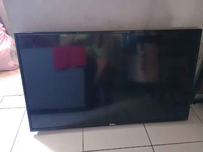 Venso tv Philco 43 usada tem 8 anos ela não tá Ligando mas a luz vermelha liga