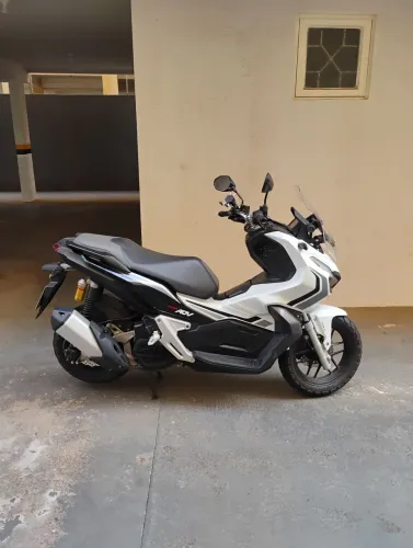 Honda ADV 22 com 9.300 km