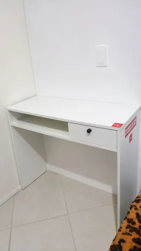 Mesinha de escritório usada