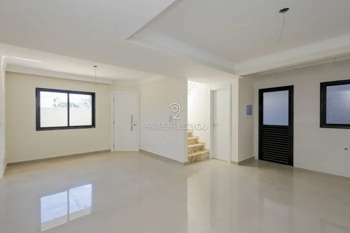 Sobrado em condomínio NOVO no Uberaba, seja o primeiro morador. Entregue com piso laminado