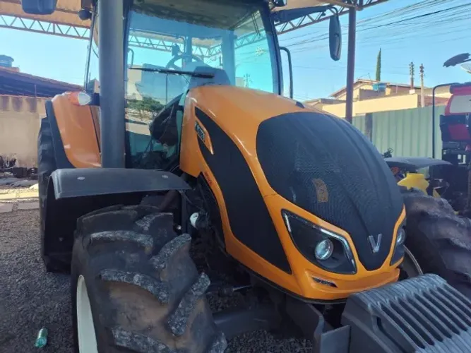Trator Valtra A124 HiTech 2022, único dono, com 1.180 horas