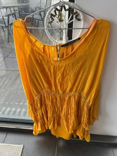 Peça: Blusa feminina da Zara (Trafaluc Collection) em tom amarelo vibrante.