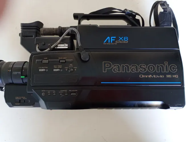 Vendo uma câmara cinematográfica faltando o carregador