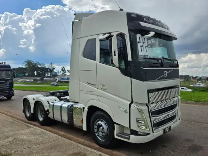 Volvo FH 540 6x4 Bug Leve Globetrotter Mola Ano 22 Mídia grande interna bonita 