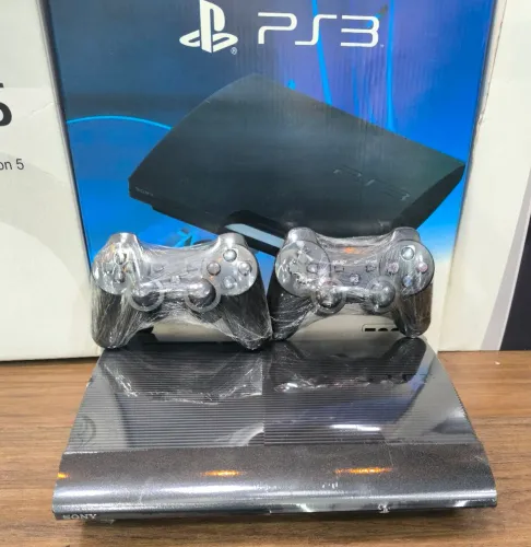Playstation 3,2 manetes ,6 meses garantia, loja física,40 jogos destravado