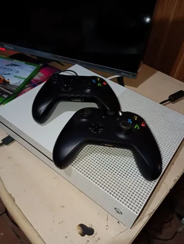 Vendo Xbox one s 2 controles