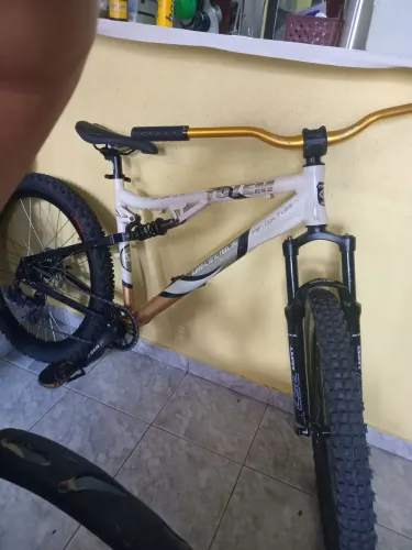Bike downhill para iniciante aro 26 