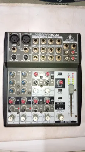 Mesa de Som Behringer