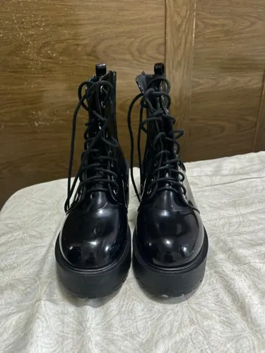 Bota Coturno Feminina Tratorada Verniz Preta - (Estado de Nova)