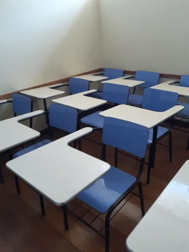  carteiras universitárias em fórmica 