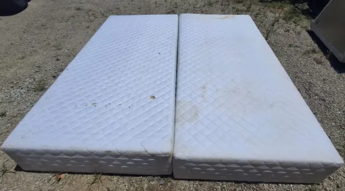 Base de cama queensize branca, com espaço para auxiliar. Em bom estado de uso.