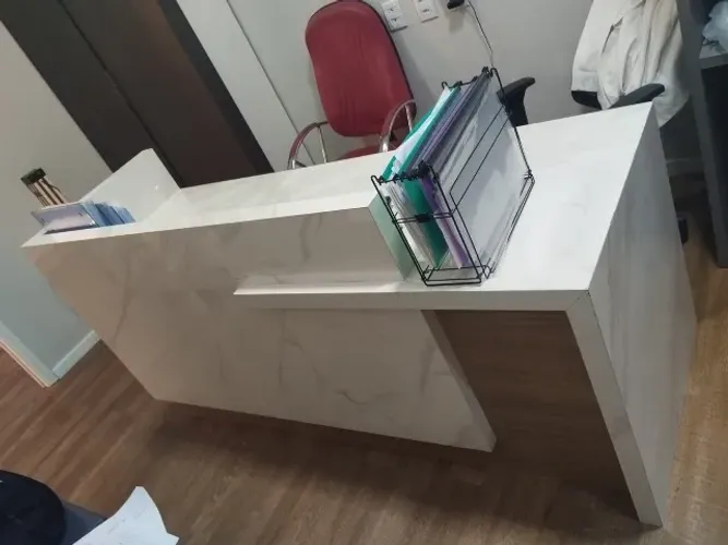 Mesa para recepção de Clínica elegante 