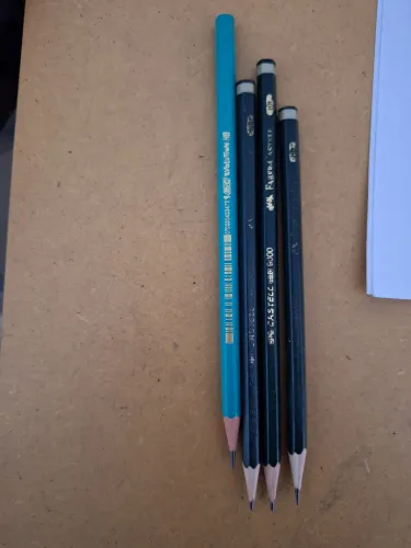 Jogo de Lápis HB (Faber-Castell e BIC) Leve 4, Pague R$ 20