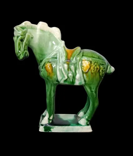 Antiga escultura de cavalo em porcelana