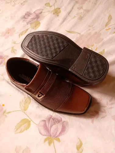 Vendo um SAPATO SOCIAL, tamanho 27. Forma grande, na cor marrom. Não utilizado