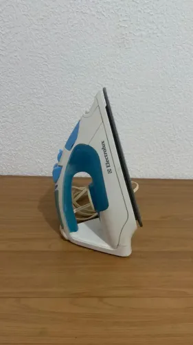 Ferro de passar roupa eletolux a vapor - usado