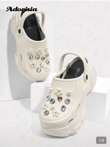 Sapato estilo Crocs Cuccoo shein plataforma branco com pins