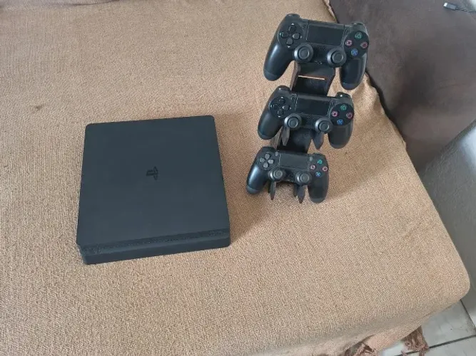 PS4 Slim com 3 controles
