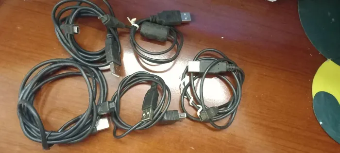 Diversos cabos eletrônicos. Tudo por 60 Reais.
