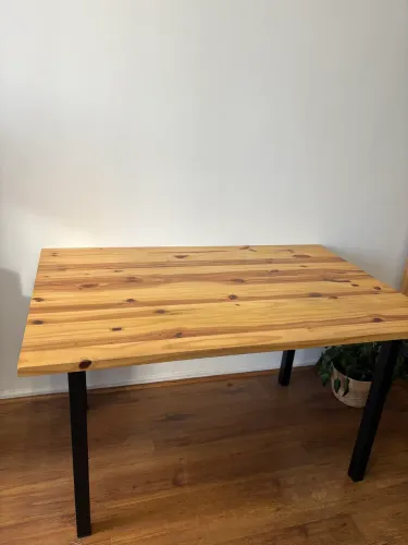 Mesa de madeira estilo industrial