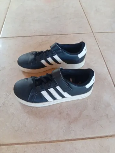 Tênis masculino infantil Adidas tamanho 32