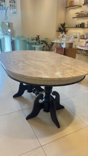 Mesa em madeira maciça e pedra travertino