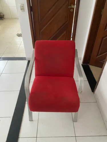 Poltrona estofada vermelha
