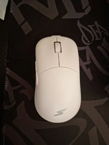 Mouse gamer Flick pro com sensor paw 3395 na caixa.