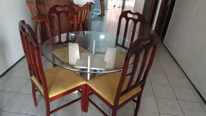 Mesa com base de mármore tampão de vidro.