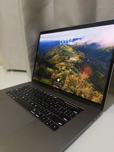 MacBook Pro 15? 32GB RAM i7 6-Core Touch Bar Retina