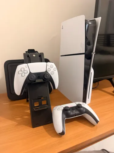 Playstation 5 SLIM 1TB Com Leitor de disco/ 2 controles
