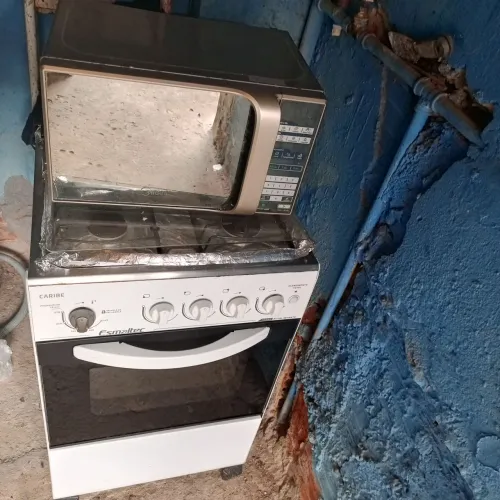 Vendo conjunto fogão mais microondas. Pequenos detalhes 