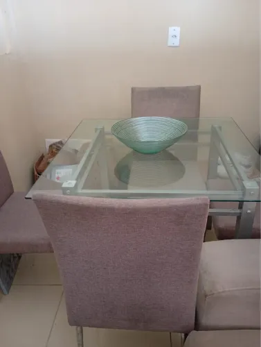 Mesa com 04 cadeiras