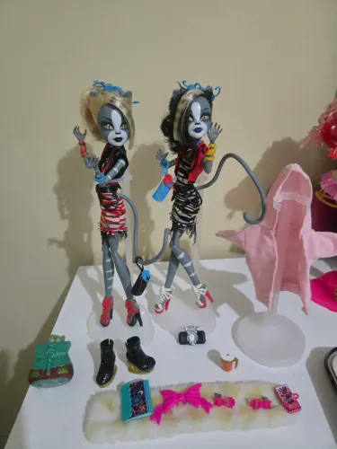 Meowlody e Purrsephone monster high